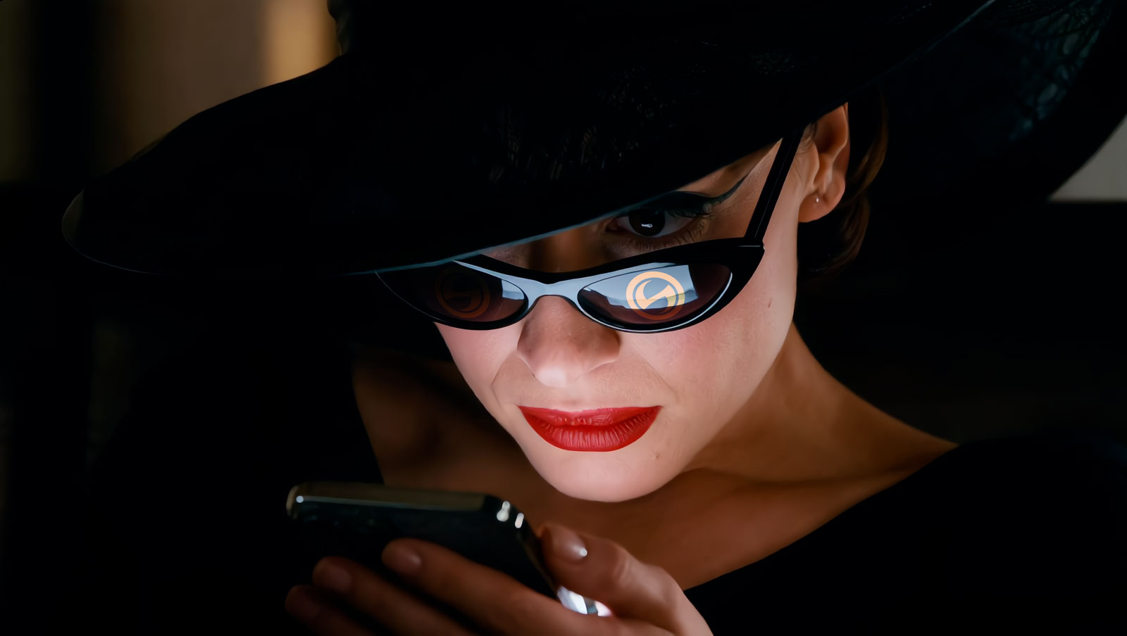 Jugadores revisando mensajes durante una sesión de The Shadow